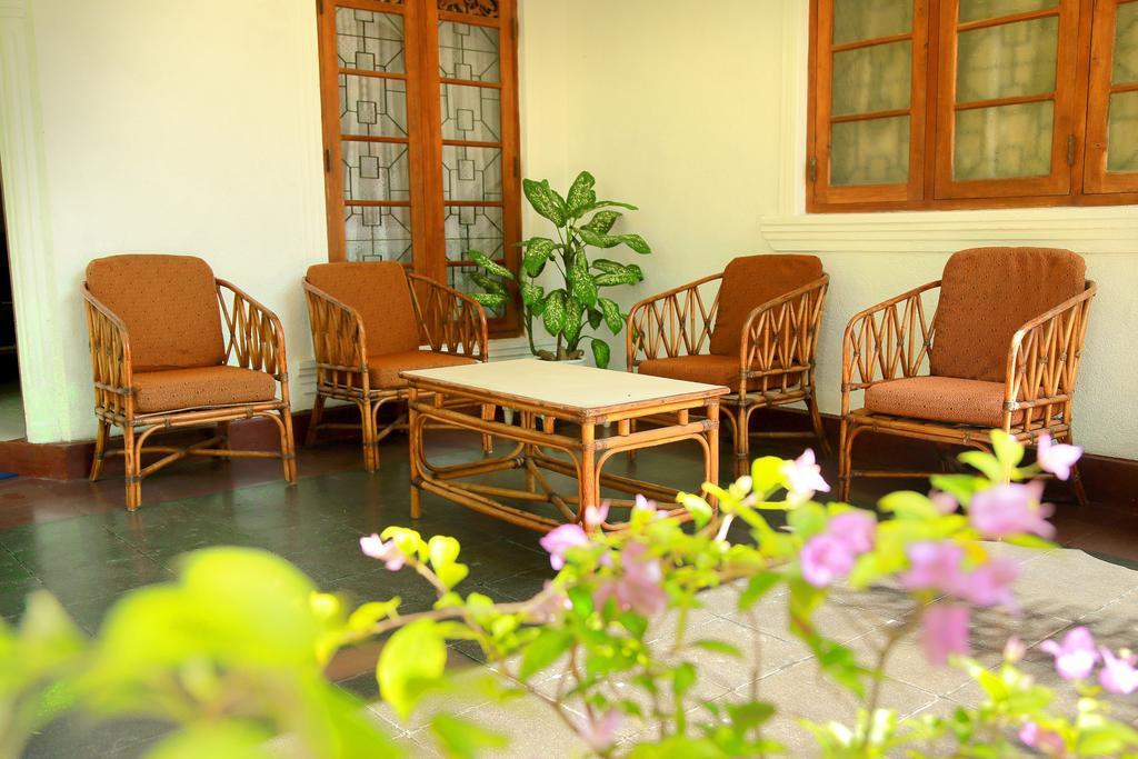 Holiday Nest Bed & Breakfast Вадува Екстериор снимка