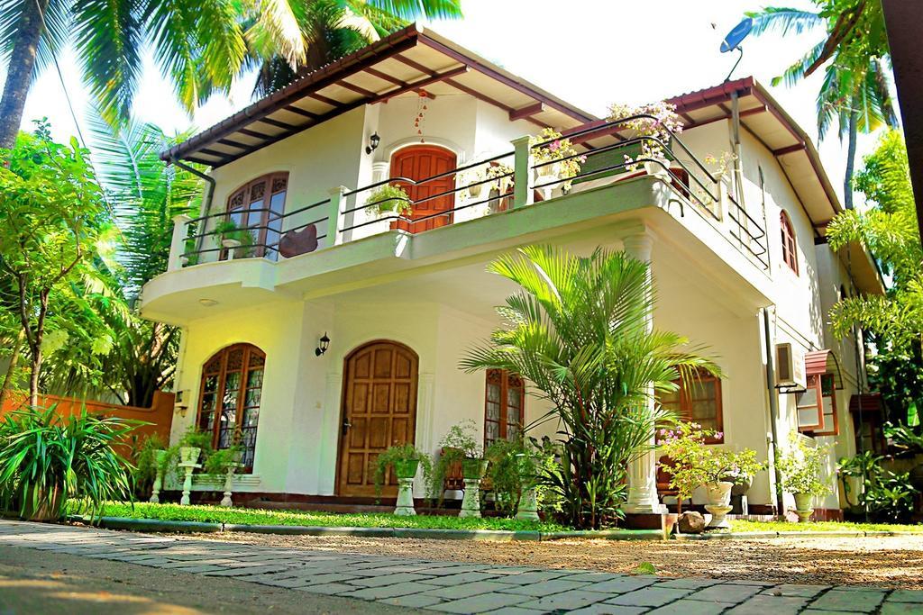 Holiday Nest Bed & Breakfast Вадува Екстериор снимка