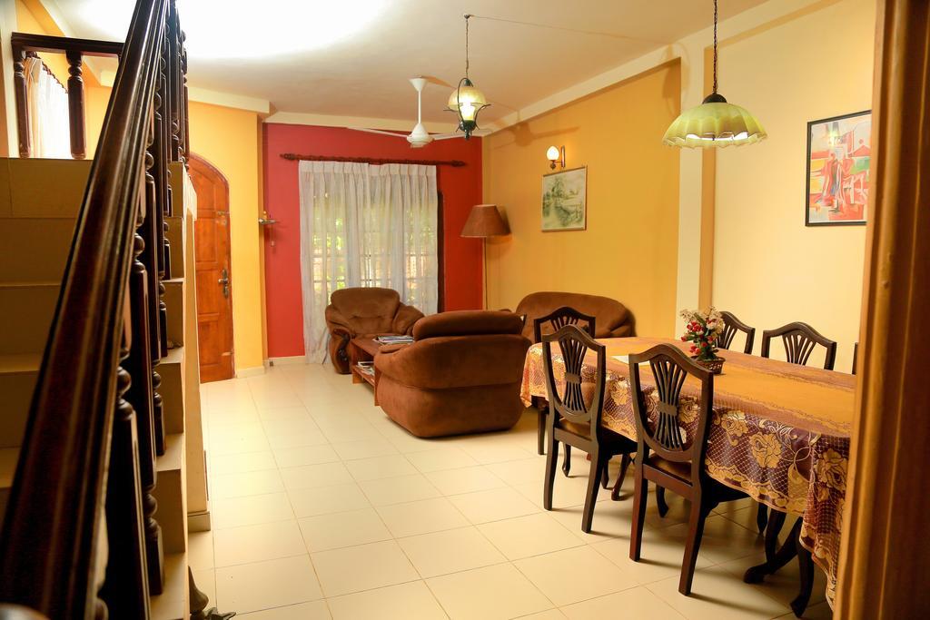 Holiday Nest Bed & Breakfast Вадува Екстериор снимка